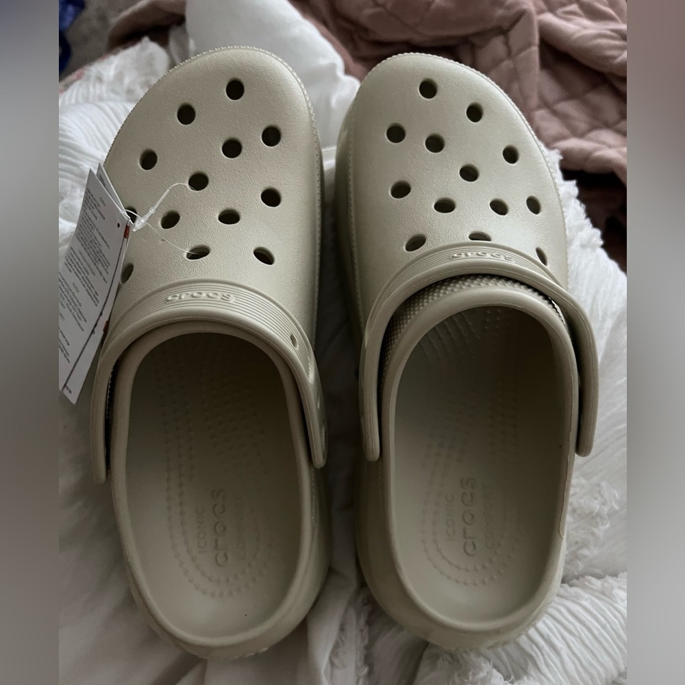 Crocs classic mega crush clog new with tags never worn size 9 platform crocs